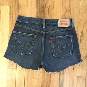 Raw-edge distressed high waisted  Levi shorts